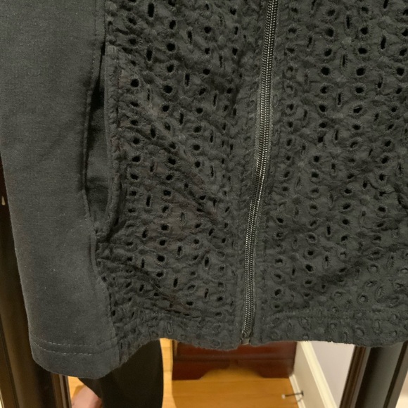 d & co active 2 piece set.  Eye-lit details on top and capri pockets. - Picture 12 of 12